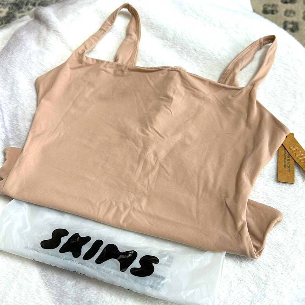 Skims (fits everybody) Square Neck Bodysuit
Brand new w/ tags size medium, mica
